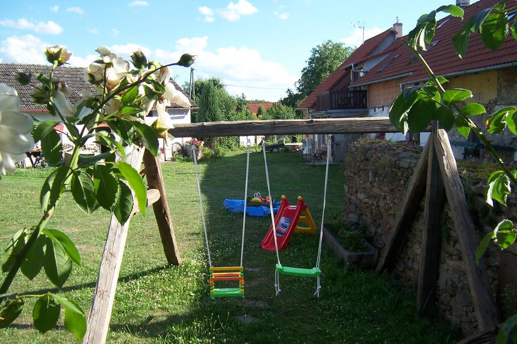 Podkrovi V Jihoceskem Statku Nemejice ภายนอก รูปภาพ
